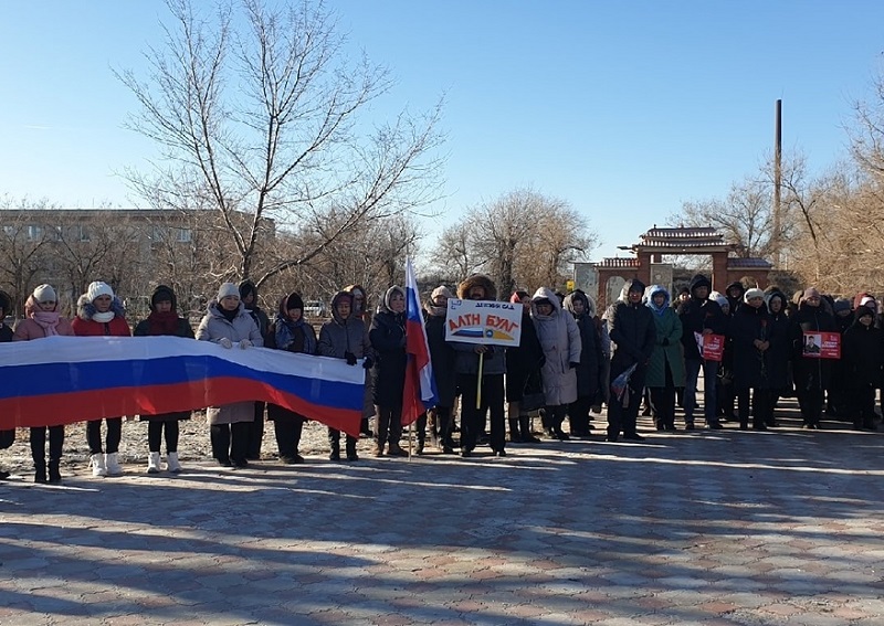 Память Героев Отечества почтили в Юстинском районе.