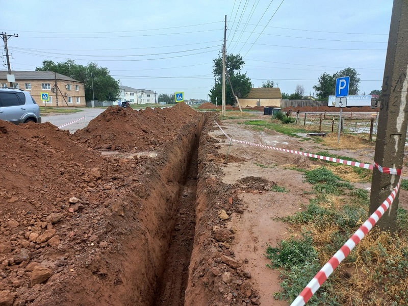 Строительство внутрипоселковых водопроводных разводящих сетей.