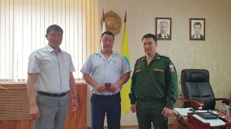 Участник специальной военной операции из Юстинского района по указу Президента России получил "Медаль за отвагу". Участник специальной военной операции из Юстинского района по указу Президента России получил "Медаль за отвагу".